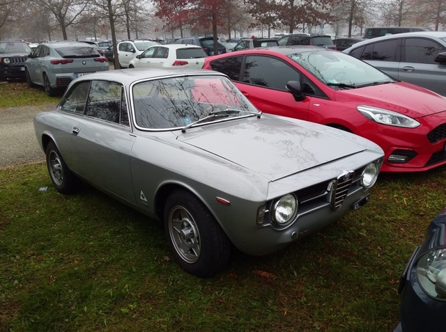 www.targhenere.net/gallery2/wp-content/uploads/2024/11/alfa_romeo_giulia_gt_1300_junior_1969_2.jpg