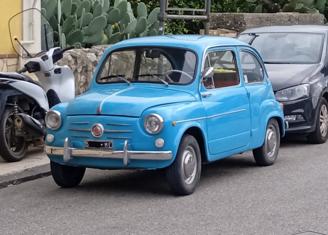 www.targhenere.net/gallery2/wp-content/uploads/2024/11/fiat_600_anteriore.jpg