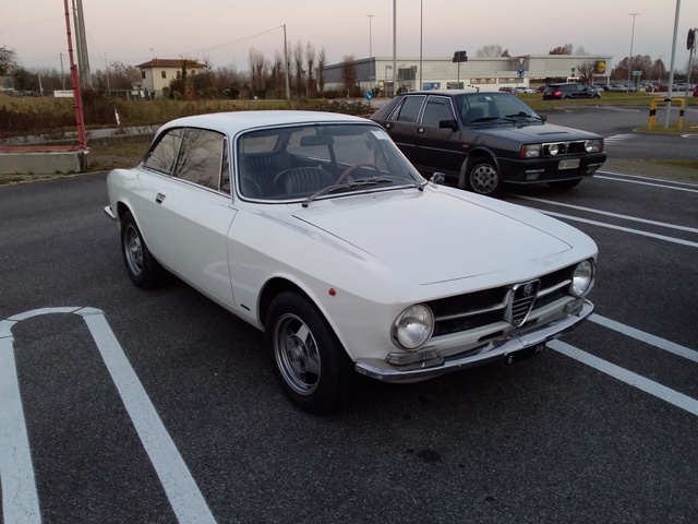 www.targhenere.net/gallery2/wp-content/uploads/2024/12/alfa_romeo_giulia_gt_1300_junior_1972_2.jpg