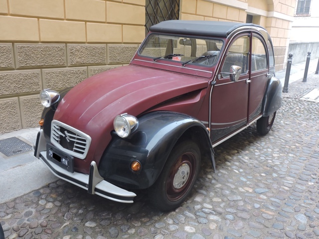 www.targhenere.net/gallery2/wp-content/uploads/2024/12/citroen_2cv_dic23_front_blowup_tn79408.jpg