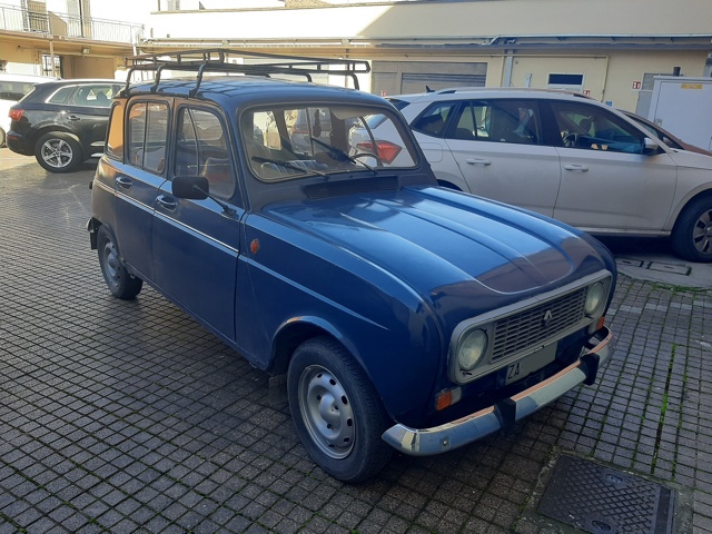 www.targhenere.net/gallery2/wp-content/uploads/2024/12/renault_r4_fronte.jpg
