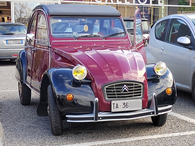 www.targhenere.net/gallery2/wp-content/uploads/2025/01/citroen_2cv_ta36.jpg