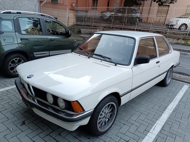 www.targhenere.net/gallery2/wp-content/uploads/2025/02/bmw_320_e21_feb25_front_blowup_tn16785.jpg