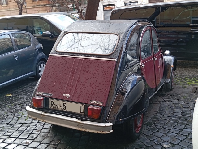 www.targhenere.net/gallery2/wp-content/uploads/2025/02/citroen_2cv6_chrleston_85_strabuzov_tn62017.jpg