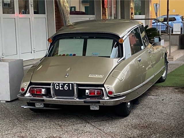 www.targhenere.net/gallery2/wp-content/uploads/2025/02/citroen_ds23ie_pallas_ge61_pt1_teoperry_tn61245.jpg
