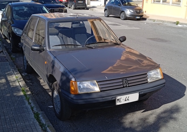 www.targhenere.net/gallery2/wp-content/uploads/2025/02/peugeot_205_gr_anteriore.jpg