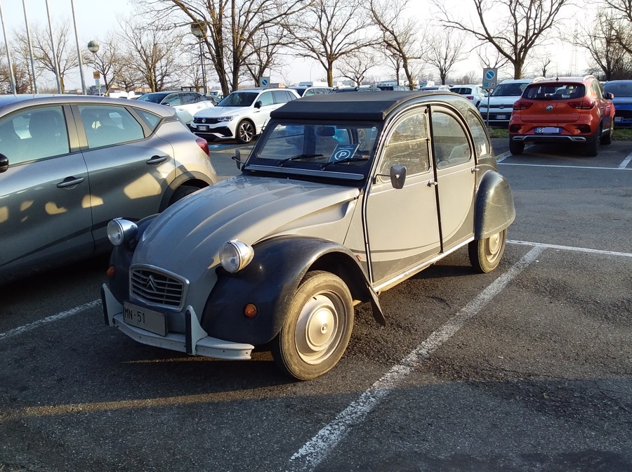 www.targhenere.net/gallery2/wp-content/uploads/2025/03/citroen_2cv_6_charleston_1985_1991_2.jpg