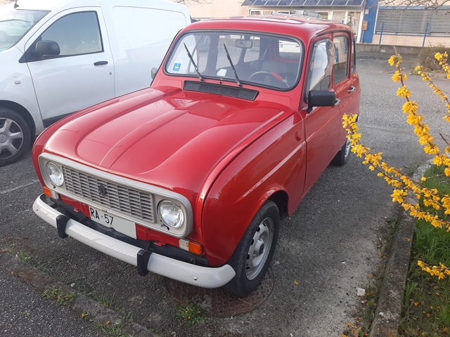 www.targhenere.net/gallery2/wp-content/uploads/2025/03/renault_r4_fronte.jpg
