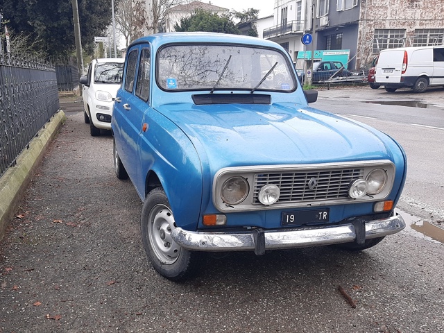 www.targhenere.net/gallery2/wp-content/uploads/2025/03/renault_r4_fronte_oinotna.jpg