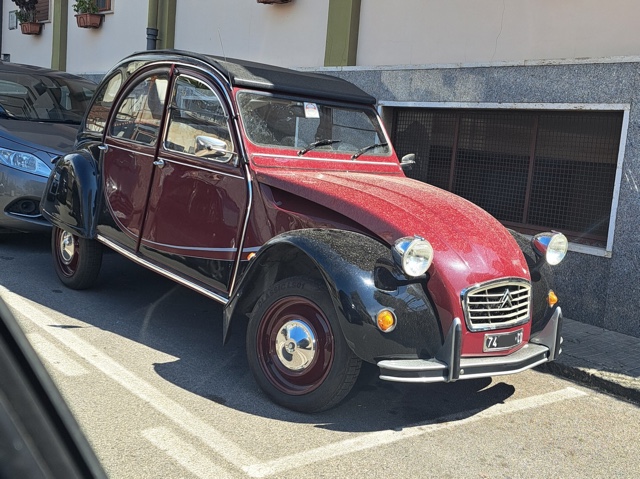 www.targhenere.net/gallery2/wp-content/uploads/2025/04/citroen_2cv_2.jpg