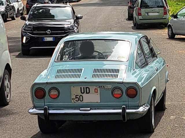 www.targhenere.net/gallery2/wp-content/uploads/2025/04/fiat_850_sport_1_argiuliasuper_tn77896.jpg