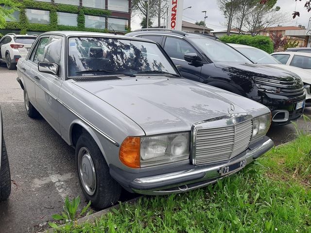 www.targhenere.net/gallery2/wp-content/uploads/2025/04/mercedes_240d_fronte.jpg