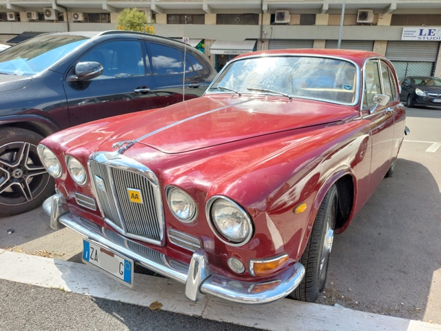 www.targhenere.net/gallery2/wp-content/uploads/2025/05/jaguar420bueant.jpg