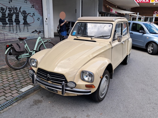 www.targhenere.net/gallery2/wp-content/uploads/2025/06/citroen_dyane_fronte_oinotna_tn66717.jpg