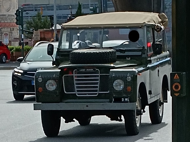 www.targhenere.net/gallery2/wp-content/uploads/2025/06/land_rover_88_mag25_front_blowup_tn42688.jpg