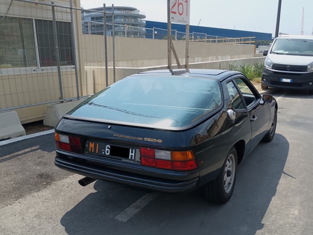 www.targhenere.net/gallery2/wp-content/uploads/2025/06/porsche_924_giu25_retro_blowup_tn82449.jpg