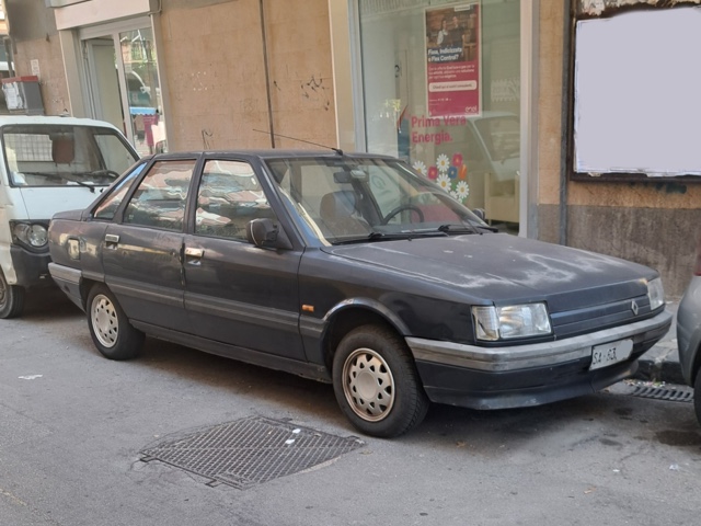 www.targhenere.net/gallery2/wp-content/uploads/2025/06/renault_21_2.jpg