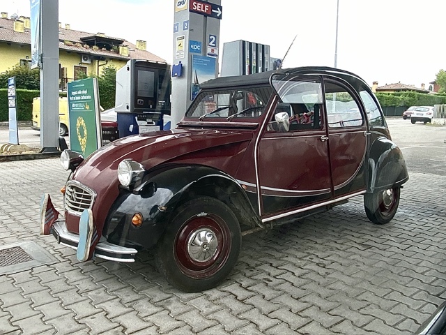 www.targhenere.net/gallery2/wp-content/uploads/2025/07/citroen_2cv6_charleston_vi51_foto2.jpg