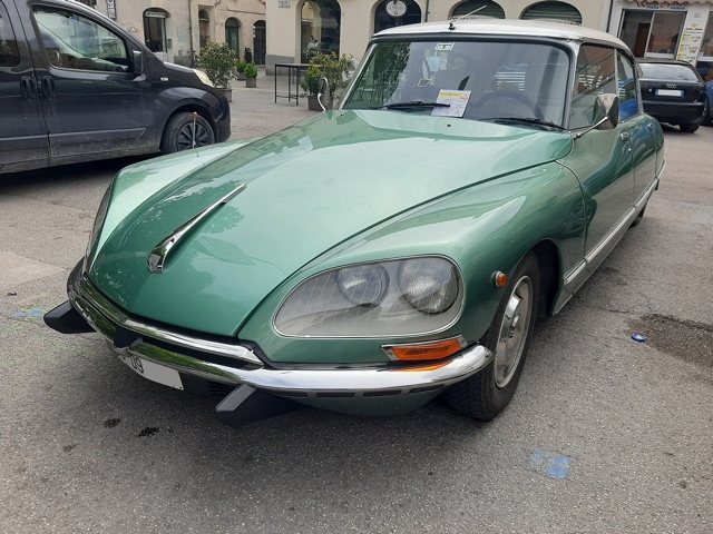 www.targhenere.net/gallery2/wp-content/uploads/2025/07/citroen_ds_fronte.jpg