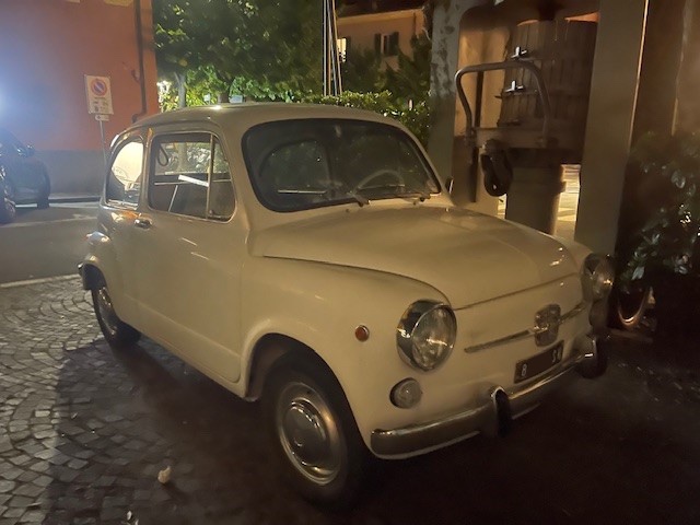 www.targhenere.net/gallery2/wp-content/uploads/2025/07/fiat_600_sv8_anteriore_lupo_tn41770.jpg