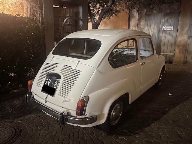 www.targhenere.net/gallery2/wp-content/uploads/2025/07/fiat_600_sv8_retro_lupo_tn41770.jpg