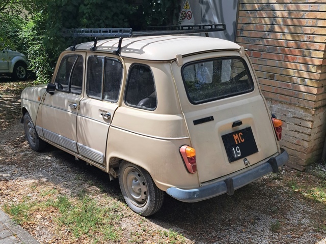 www.targhenere.net/gallery2/wp-content/uploads/2025/07/renault_4_1_argiuliasuper_tn37027.jpg