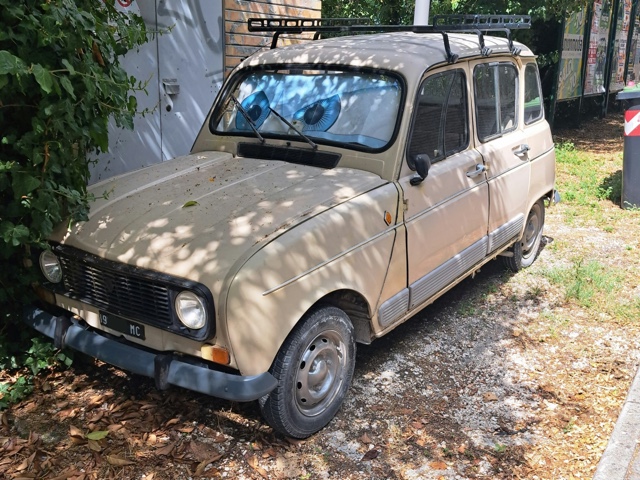 www.targhenere.net/gallery2/wp-content/uploads/2025/07/renault_4_2_1_argiuliasuper_tn37027.jpg