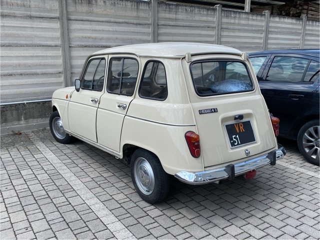 www.targhenere.net/gallery2/wp-content/uploads/2025/07/renault_4tl_vr51_foto2.jpg
