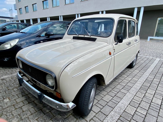 www.targhenere.net/gallery2/wp-content/uploads/2025/07/renault_4tl_vr51_foto3.jpg