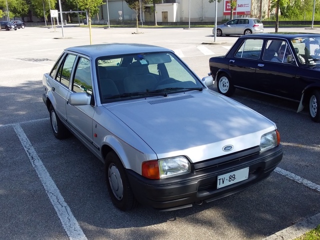www.targhenere.net/gallery2/wp-content/uploads/2025/08/ford_escort_13_ghia_1990_2.jpg