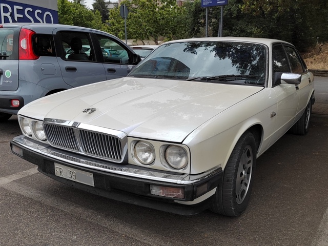 www.targhenere.net/gallery2/wp-content/uploads/2025/08/jaguar_xj40_fr39.jpg