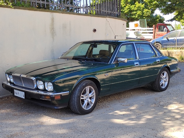 www.targhenere.net/gallery2/wp-content/uploads/2025/08/jaguar_xj40_rm8w1.jpg