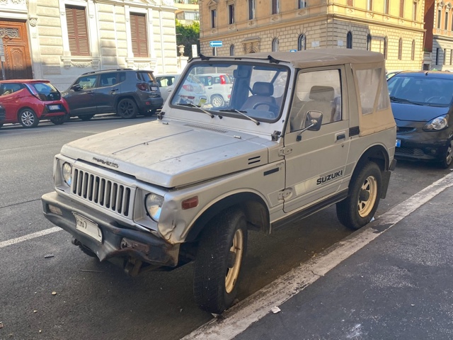 www.targhenere.net/gallery2/wp-content/uploads/2025/08/suzuki_sj410_cabrio_roma7l_foto2_teoperry_tn66357.jpg