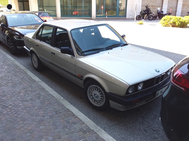 www.targhenere.net/gallery2/wp-content/uploads/2025/09/bmw_320is_1988_2.jpg