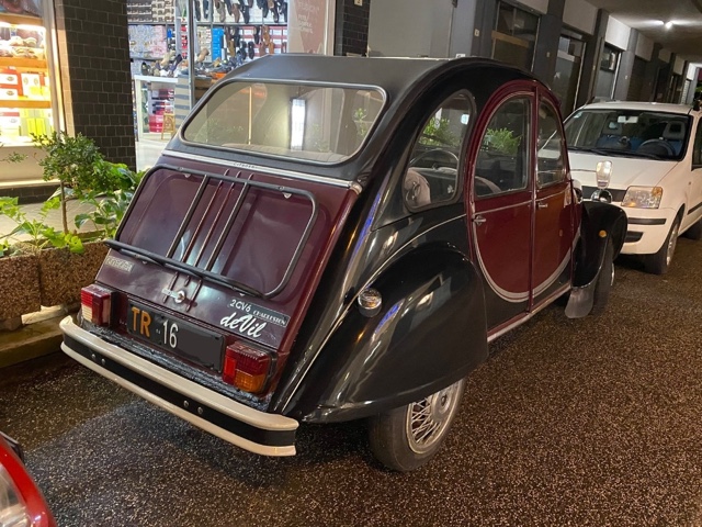 www.targhenere.net/gallery2/wp-content/uploads/2025/09/citroen_2cv6_charleston_tr16_foto1_teoperry_tn53115.jpg