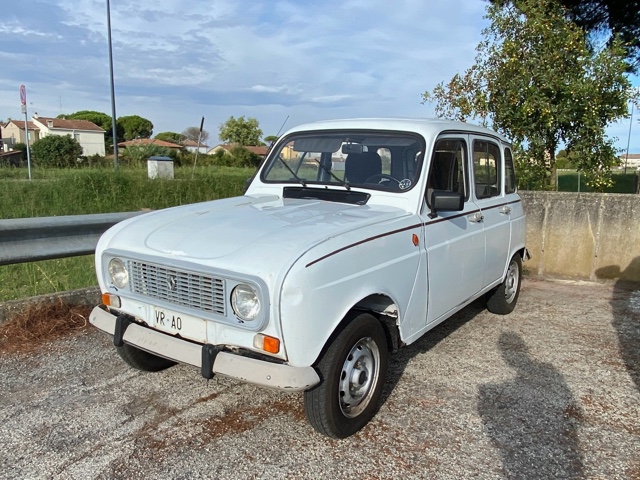 www.targhenere.net/gallery2/wp-content/uploads/2025/09/renault_4tl_vra0_foto2.jpg