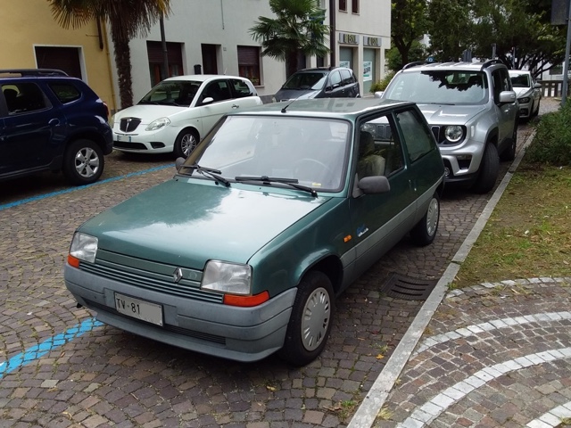 www.targhenere.net/gallery2/wp-content/uploads/2025/09/renault_super_5_gl_prima_1989_2.jpg
