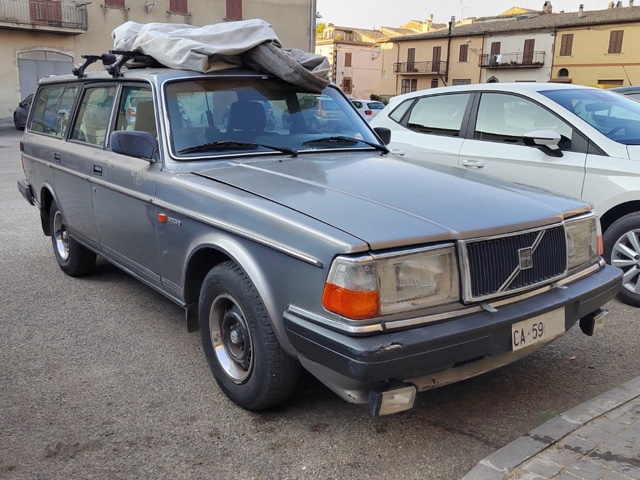 www.targhenere.net/gallery2/wp-content/uploads/2025/09/volvo_240_ca59.jpg