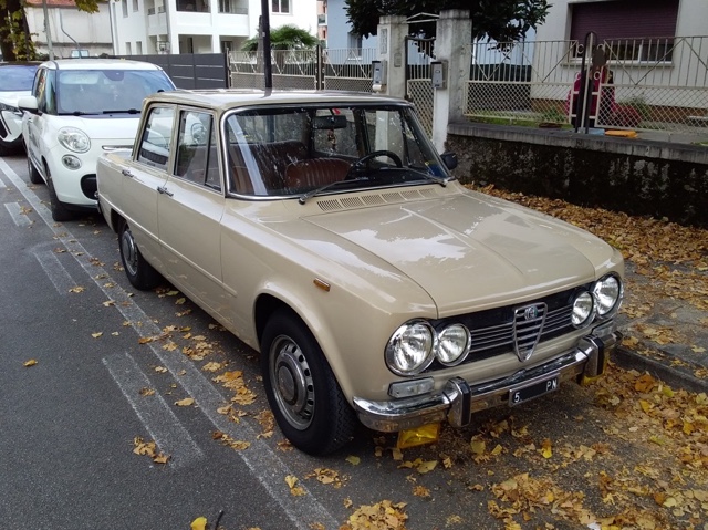 www.targhenere.net/gallery2/wp-content/uploads/2025/10/alfa_romeo_giulia_1300_super_1971_2.jpg