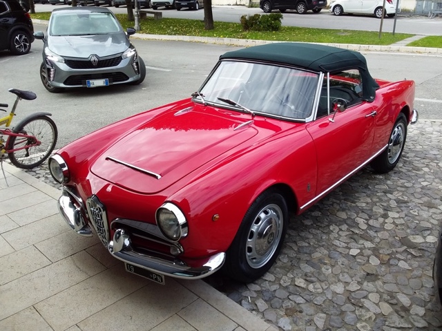 www.targhenere.net/gallery2/wp-content/uploads/2025/10/alfa_romeo_giulia_spider_1600_1963_1983_2.jpg