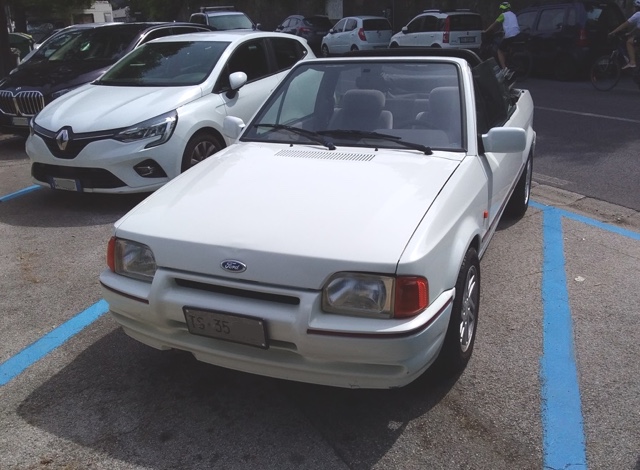 www.targhenere.net/gallery2/wp-content/uploads/2025/10/ford_escort_cabriolet_14_1990_2.jpg