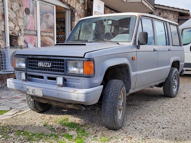 www.targhenere.net/gallery2/wp-content/uploads/2025/10/isuzu_trooper_rc45.jpg