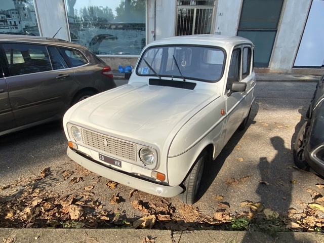 www.targhenere.net/gallery2/wp-content/uploads/2025/10/renault_4tl_vr69_foto2_teoperry_tn41907.jpg