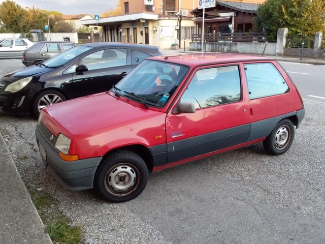 www.targhenere.net/gallery2/wp-content/uploads/2025/10/renault_super_5_gl_prima_1990_2.jpg