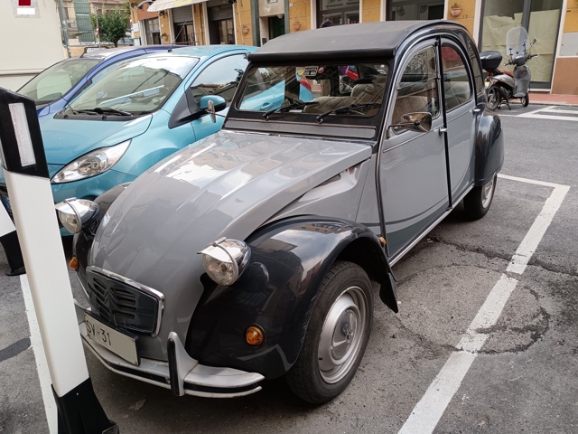 www.targhenere.net/gallery2/wp-content/uploads/2026/01/citroen_2cv_gen_26_front_blowup_tn56496.jpg