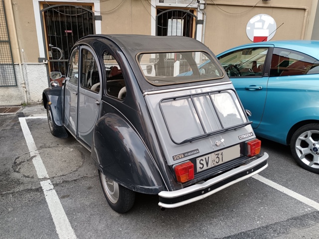 www.targhenere.net/gallery2/wp-content/uploads/2026/01/citroen_2cv_gen_26_retro_blowup_tn56496.jpg