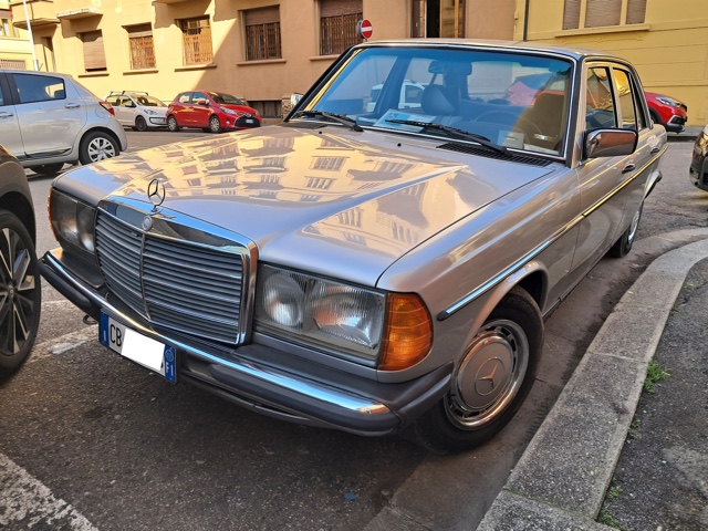www.targhenere.net/gallery2/wp-content/uploads/2026/02/mercedes_200_fronte_oinotna_tn68474.jpg