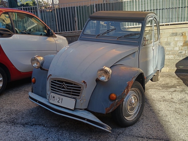 www.targhenere.net/gallery2/wp-content/uploads/2026/03/citroen_2_cv_mar26_front_blowup_tn62213.jpg