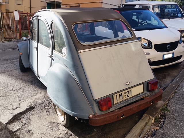 www.targhenere.net/gallery2/wp-content/uploads/2026/03/citroen_2_cv_mar26_retro_blowup_tn62213.jpg