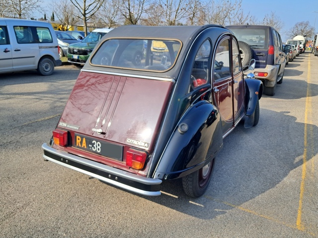 www.targhenere.net/gallery2/wp-content/uploads/2026/03/citroen_2cv_retro_oinotna_tn34539.jpg